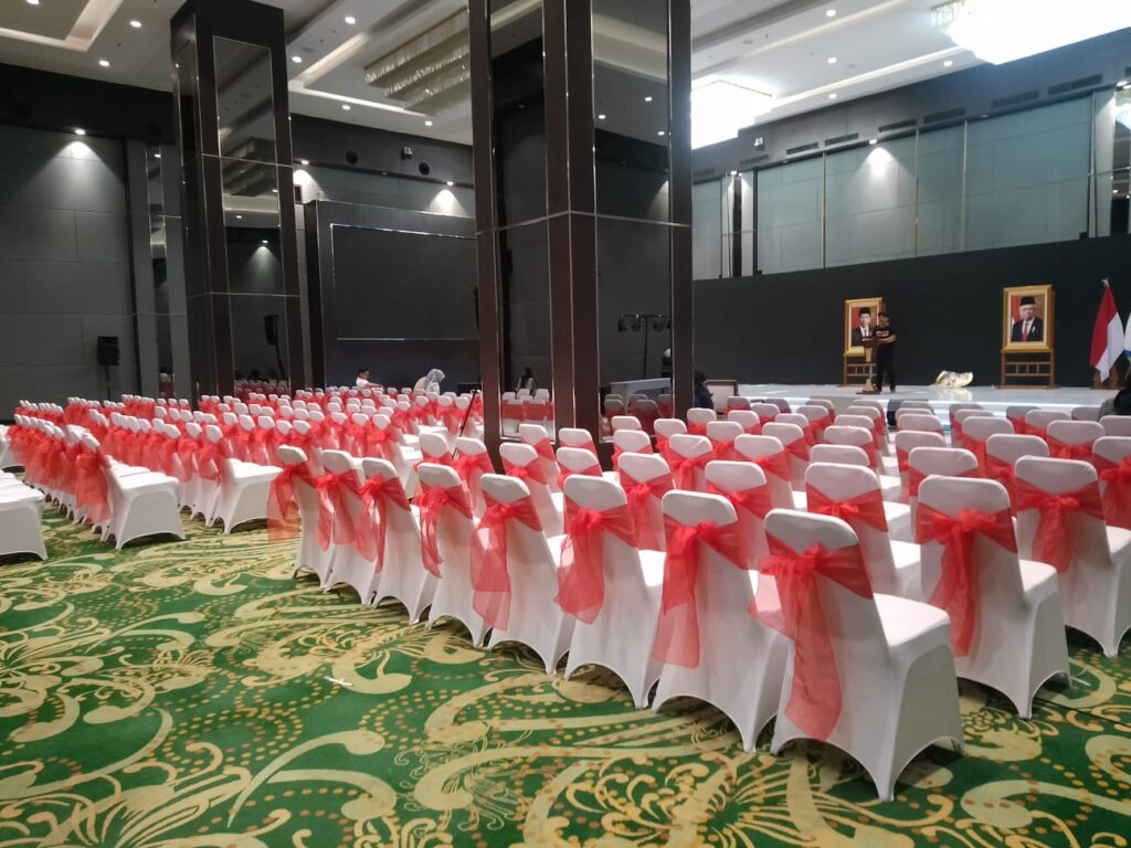 sewa cover chair dan pita warna warni