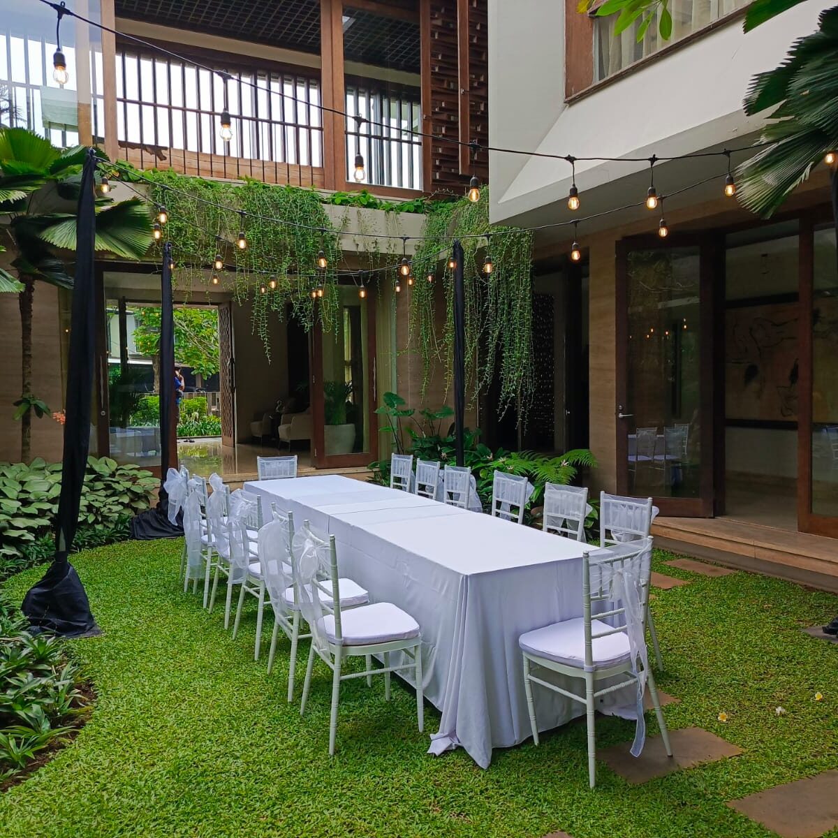 sewa cover chair dan pita warna warni