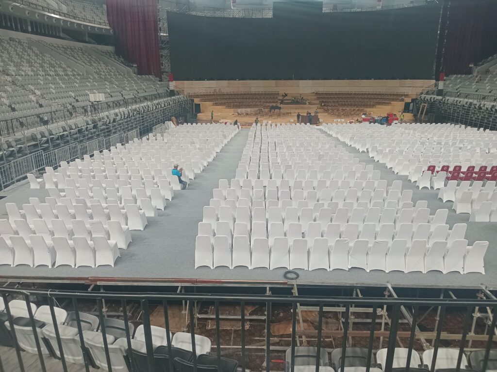 sewa cover chair dan pita warna warni