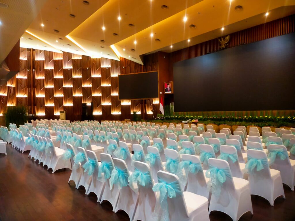 sewa cover chair dan pita warna warni