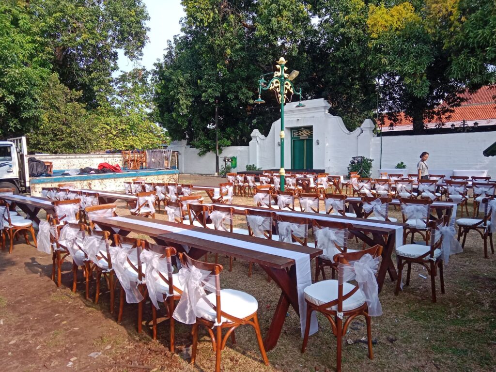 sewa cover chair dan pita warna warni