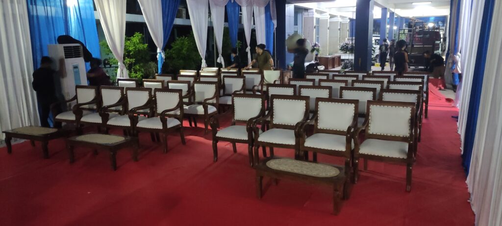 sewa kursi kayu vip-bekasi timur