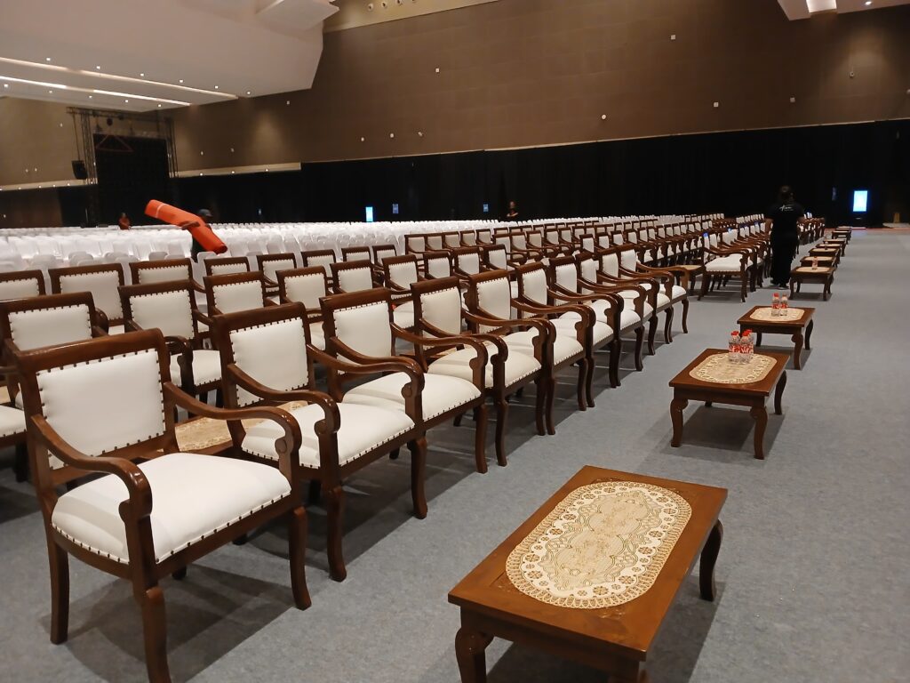 sewa kursi kayu vip-bekasi timur