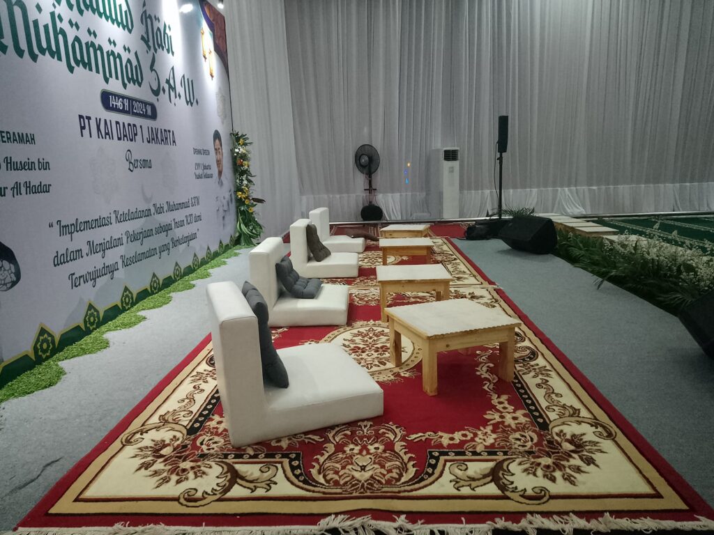 sewa meja dan sofa lesehan bekasi