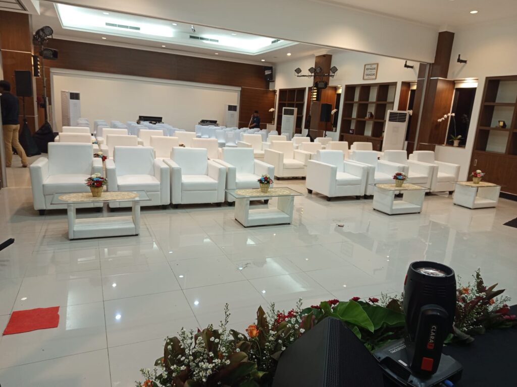 sewa sofa single putih bekasi