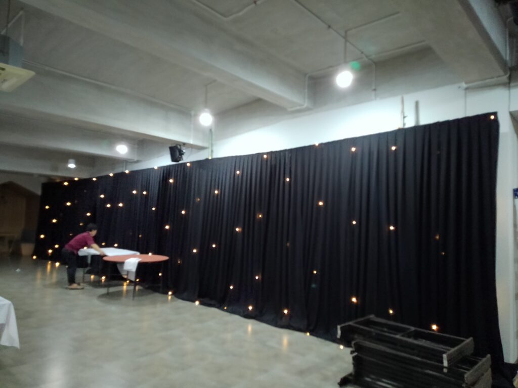 sewa tirai hitam dan lampu starlight