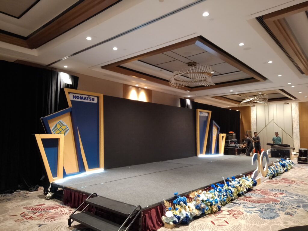 sewa gate dan wings backdrop custom