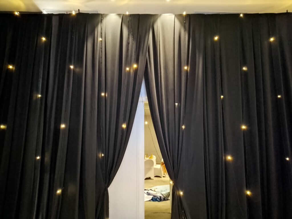 Sewa Tirai Hitam & Lampu Starlight