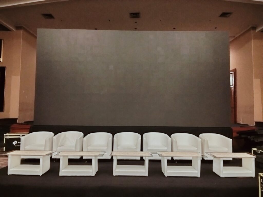 Sewa Sofa Oval Warna Hitam & Putih