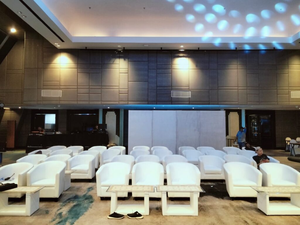 Sewa Sofa Oval Warna Hitam & Putih