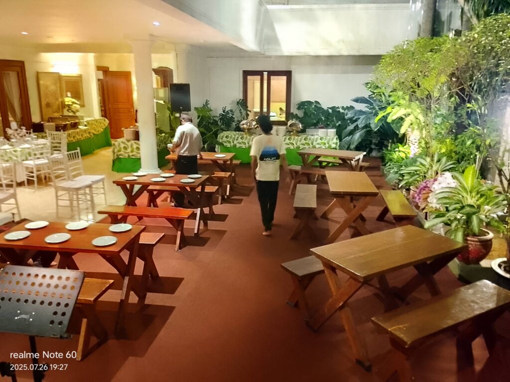 Sewa Meja Taman Extra - Jakarata Utara