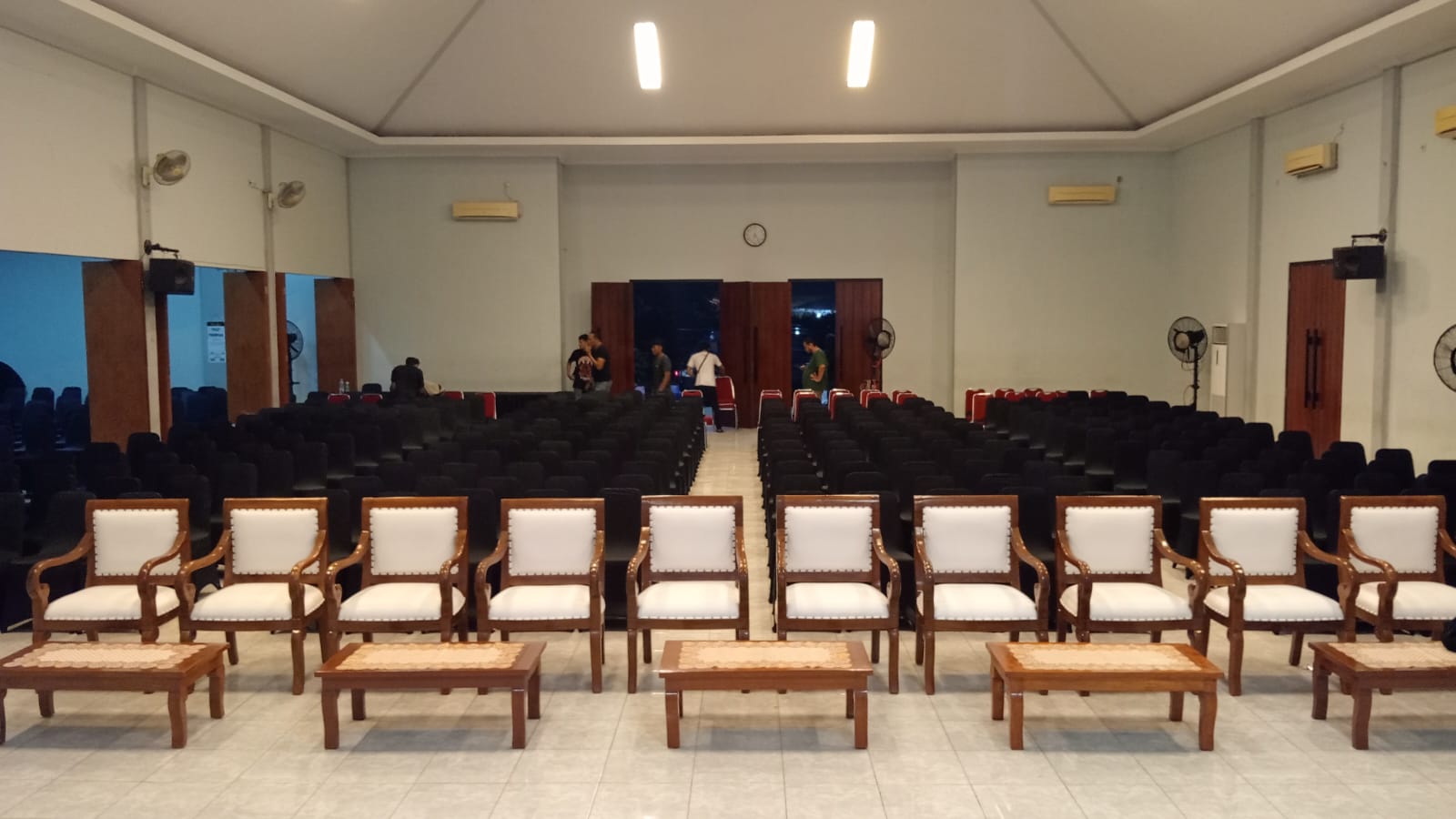 Sewa Kursi Kayu VIP Bekasi Barat