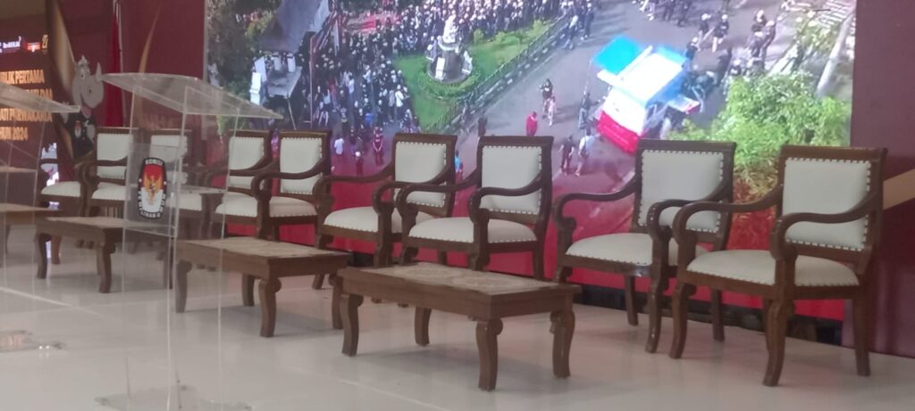 Sewa Kursi Kayu VIP Bekasi Barat